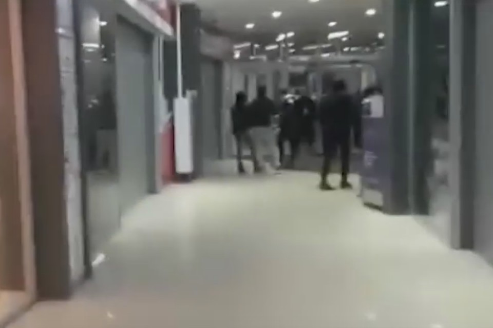 Инцидент произошел в ТЦ "Район" в Междуреченске Кадр: Камеры видеонаблюдения торгового центра