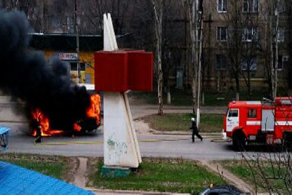 Пассажиры и водитель самостоятельно покинули салон машины. Фото: dnews.dn.ua