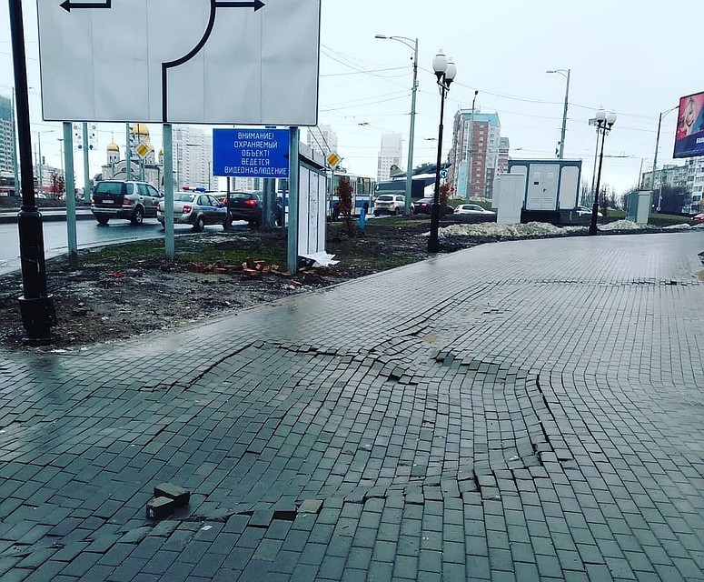 Провал обнаружился в пешеходной зоне в районе остановки на проспекте Кирова