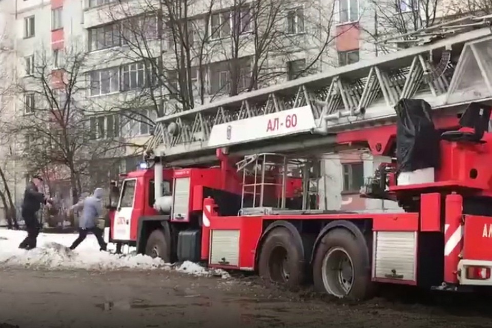 Несколько кировчан попытались толкнуть машину. Фото: стоп-кадр из видео