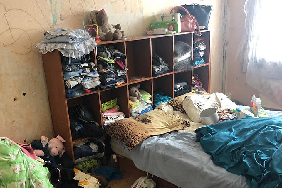 Из еды в квартире полицейские обнаружили только хлеб с плесенью. Фото http://detimo.mosreg.ru