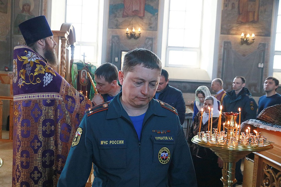 При молебне присутствовали сотрудники МЧС.