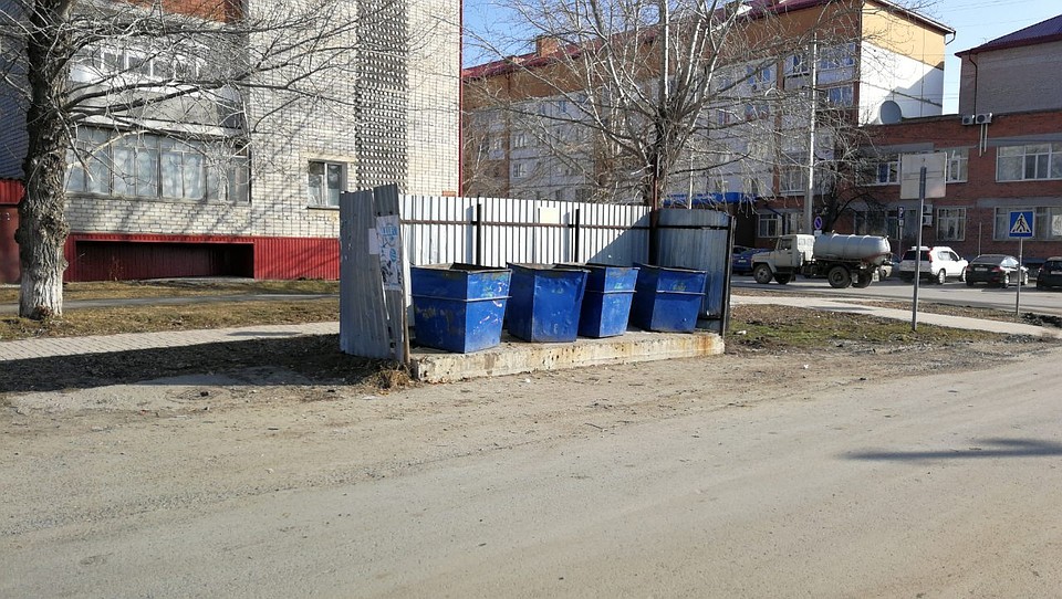 Коммунальщики рассказали, кому тюменцам жаловаться на мусор во дворах