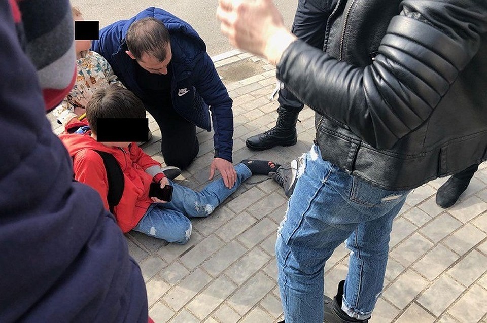 По свидетельству очевидцев, школьник не получил серьезных травм, больше испугался. Фото: СП
