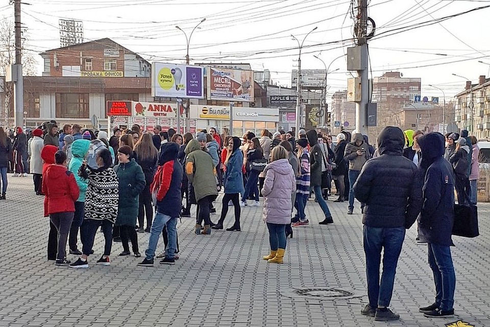 Посетителей и работников "Галереи" вывели на улицу.