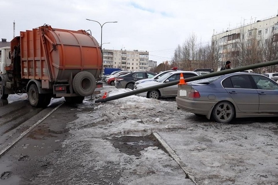 В Ноябрьске мусоровоз уронил столб на иномарку Фото: Госавтоинспекция Ямала