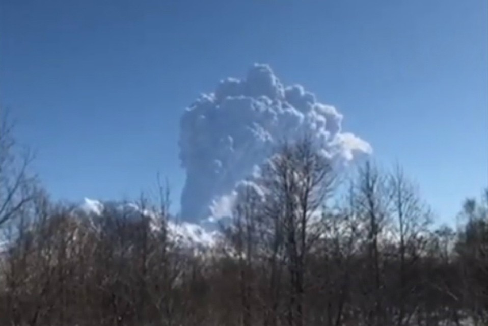Вулкан Шивелуч на Камчатке выбросил столб пепла высотой до восьми тысяч метров