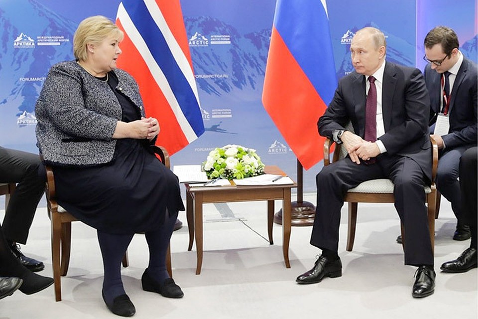 Президент России Владимир Путин и премьер Норвегии Эрна Сульберг на Международном арктическом форуме. Фото: Михаил Метцель/ ТАСС