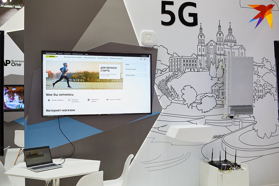 Так выглядит базовая станция сети 5G (на фото справа).