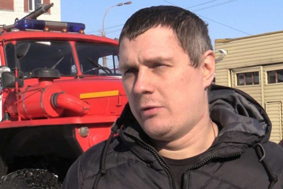 Валентин Титов вытащил из горящей "Волги" почти потерявшего сознание пожилого мужчину. Фото: Пресс-служба МЧС России по Мурманской области