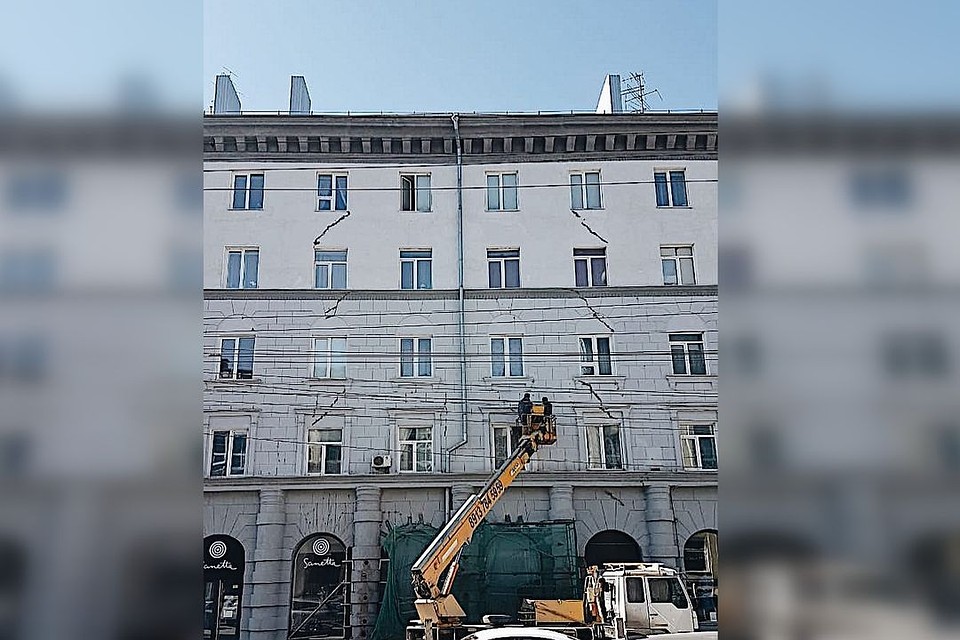 На доме в центре города появились огромные трещины. Фото: www.instagram.com/na_noje.