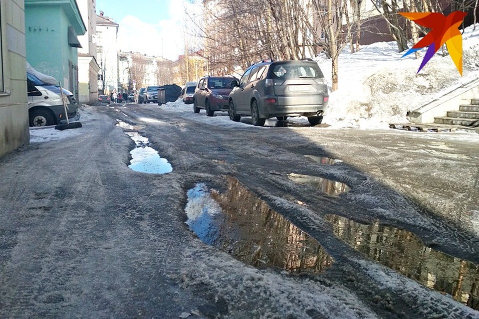 В Мурманске огромные лужи и скользкие рытвины блокируют доступ к "Союзу ветеранов". Бабушки и дедушки идут словно сквозь окопы...