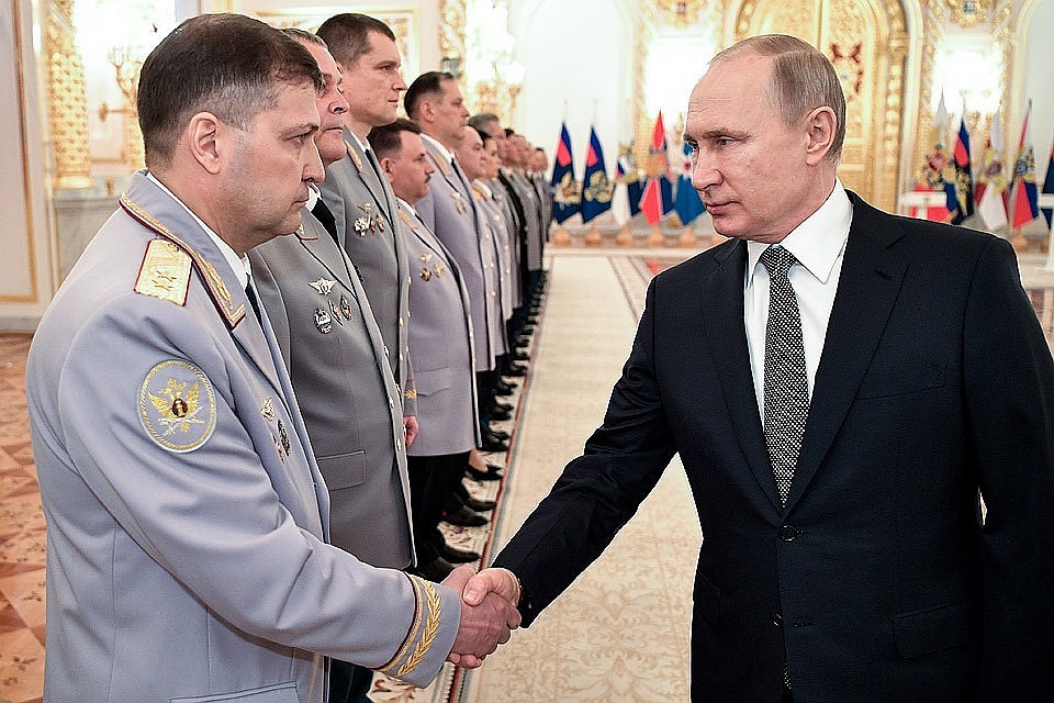 Президент России Владимир Путин во время церемонии представления офицеров и прокуроров в Александровском зале Большого Кремлевского дворца. Фото: Алексей Никольский/пресс-служба президента РФ/ТАСС