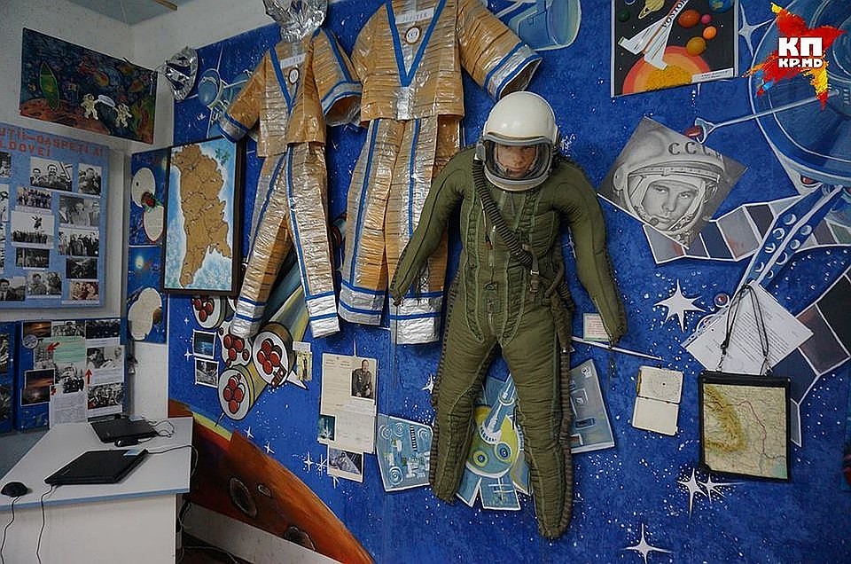 В музее космонавтики есть настоящий скафандр для летчиков.