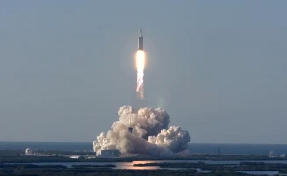Старт ракеты-носителя Falcon Heavy с мыса Канаверал