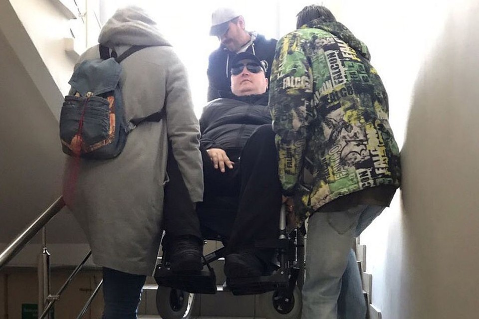 Мужчину пришлось поднимать на третий этаж на руках вместе с коляской.