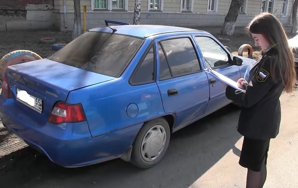 У омички в центре города отобрали иномарку за долги