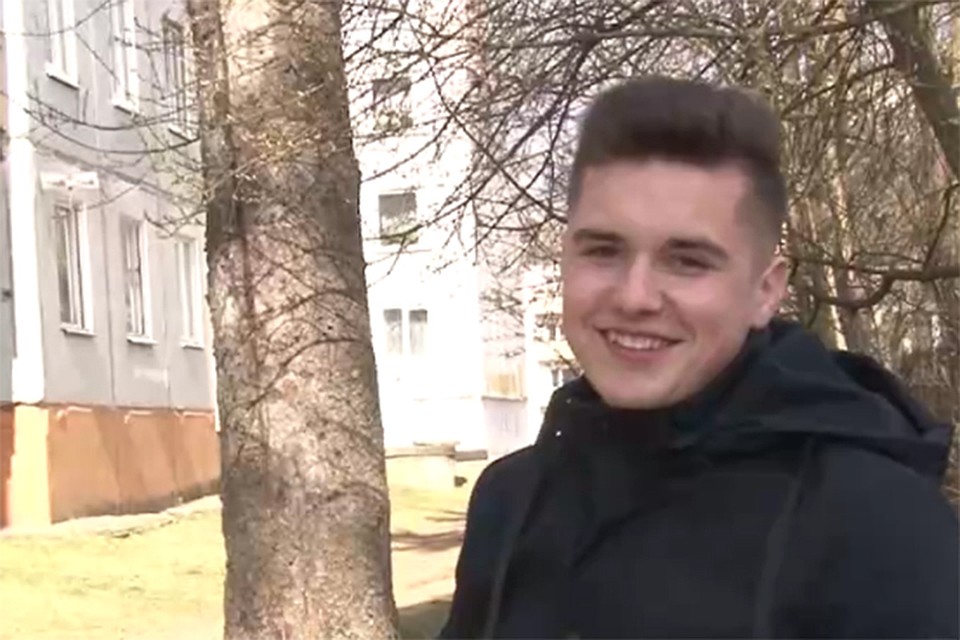 17-летний Марат первым увидел малыша, который в памперсе и маечке стоял на подоконнике открытого окна. Фото: кадр из видео ТРК "Вектор".