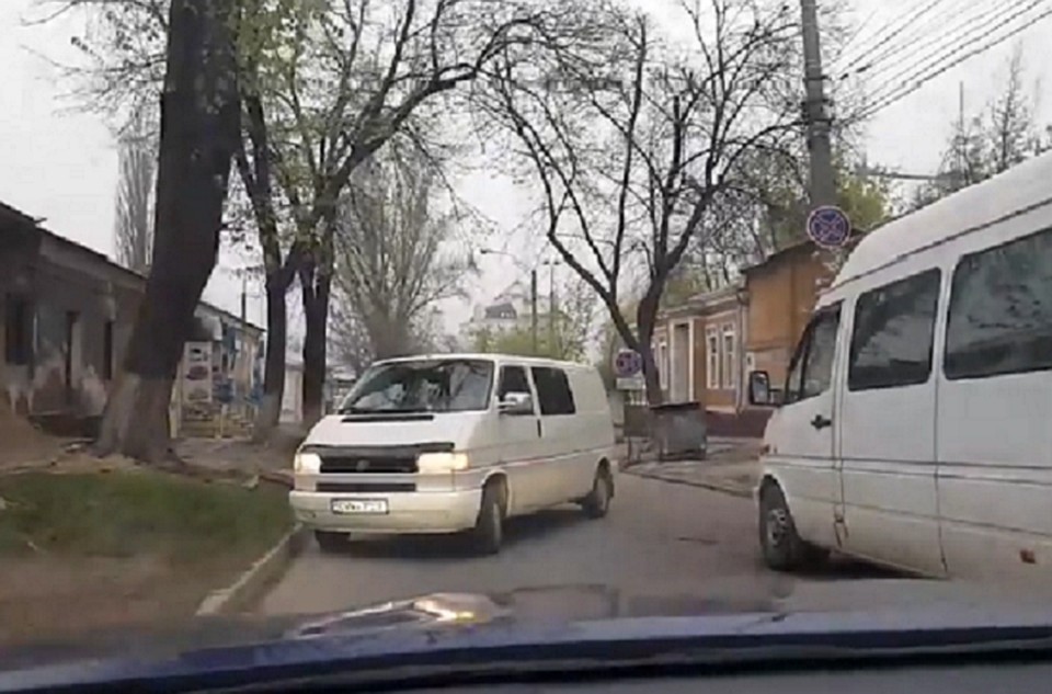 Бус перекрыл движение, - по изображениям в соцсетях полиция выявила нарушителя. Фото: соцсети