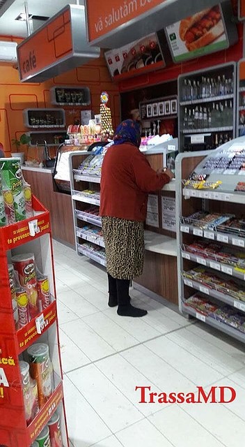 Женщина сняла обувь, чтобы не пачкать пол в магазине. Фото: TrassaMD