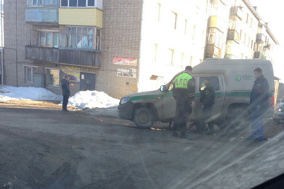 ЧП произошло днем на пешеходной зоне у дома №29 по улице Юных Пионеров. Фото: vk.com/obovsemomutninsk