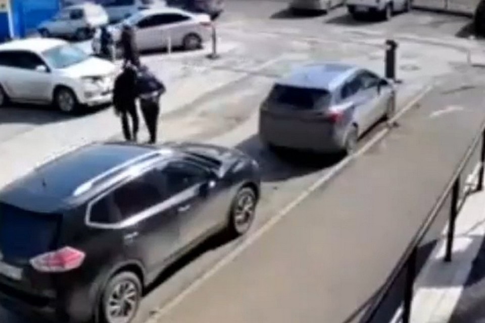 В кадре нападавший ведет одно из подростков. Кадр: "ВКонтакте"