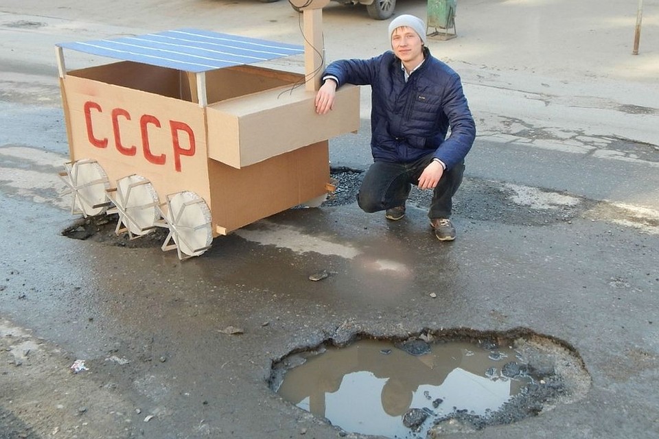 Студент собрал марсоход из картона. Фото: соцсети.