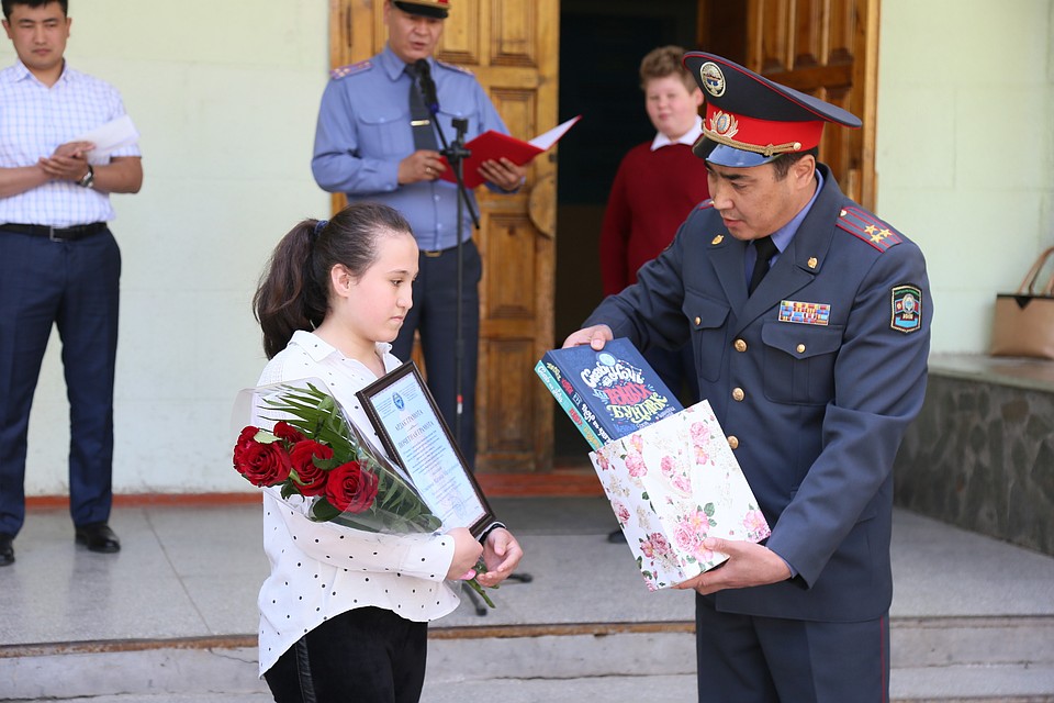 Награду вручил начальник ГУВД, полковник Самат Курманкулов