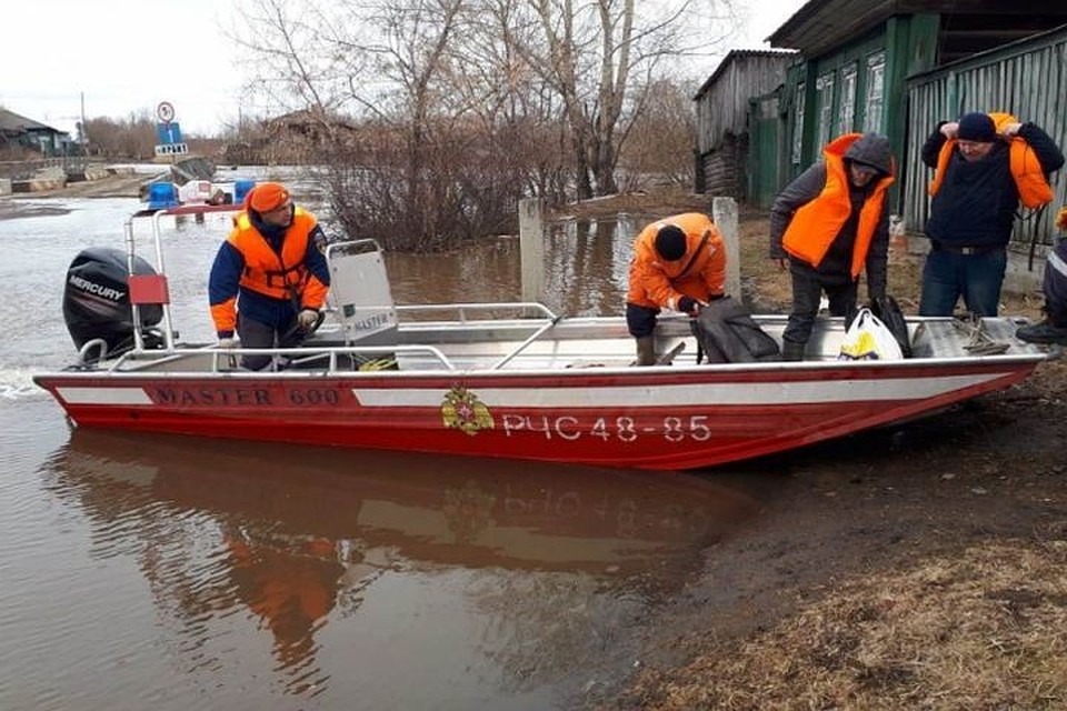 В зоне подтопления организовано круглосуточное дежурство спасателей. Фото: ГУ МЧС по Свердловской области