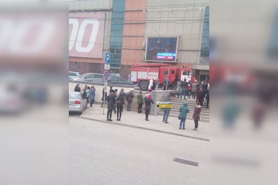 Сегодня утром из ТЦ "Версаль" вывели людей. Фото: "Инцидент.Новосибирск".