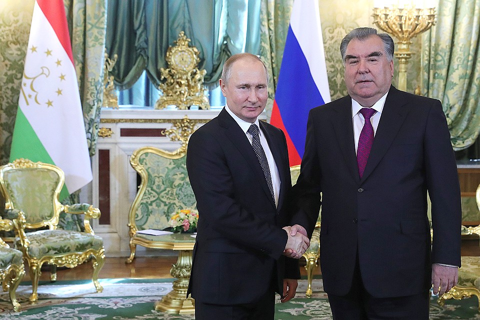 Президент РФ Владимир Путин и президент Таджикистана Эмомали Рахмон во время встречи в Кремле. Фото Михаил Климентьев/пресс-служба президента РФ/ТАСС