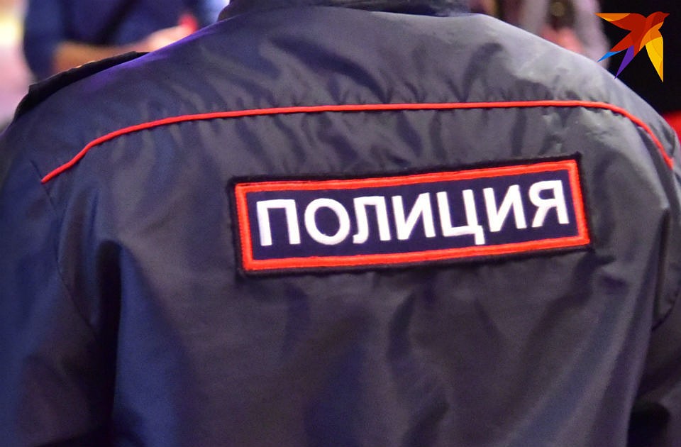 Полицейские пришли помочь мужчине, а в итоге задержали его.