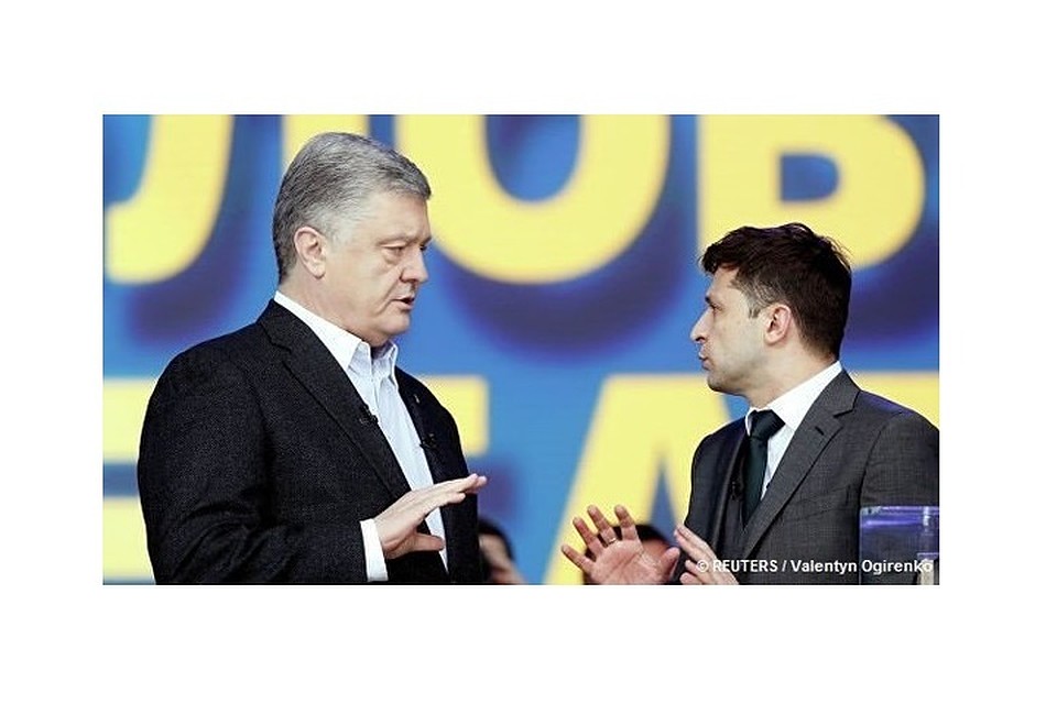 Во время дебатов Порошенко и Зеленский стояли на одной сцене, время от времени приближаясь друг к другу. Фото: REUTERS.