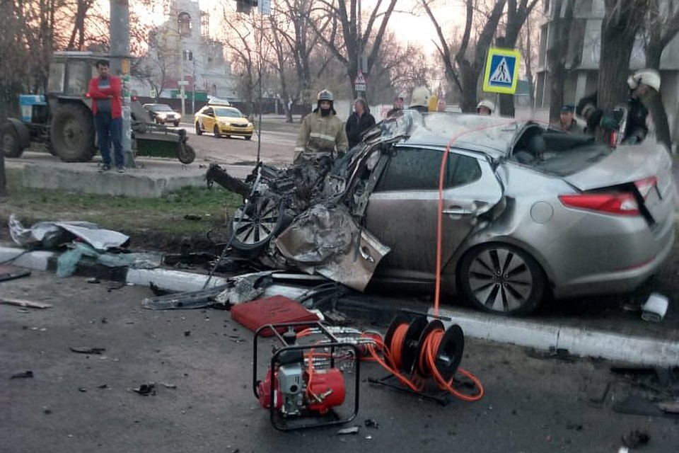 В результате ДТП погибли оба водители, а также две женщины - пассажирки легковушки
