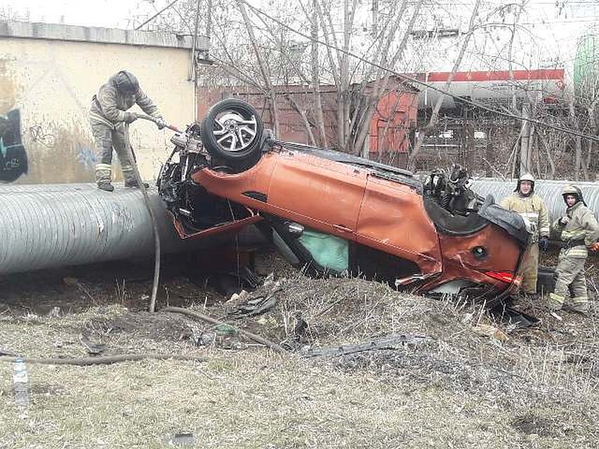 В Тюмени взбесившийся «Рендж ровер» смял восемь автомобилей. Фото из группы "ЧС Тюмень" в соцсети ВКонтакте