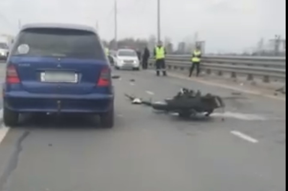 В ярославле на окружной дороге разбился мотоциклист. Фото: скриншот с видео Александра Петрова.