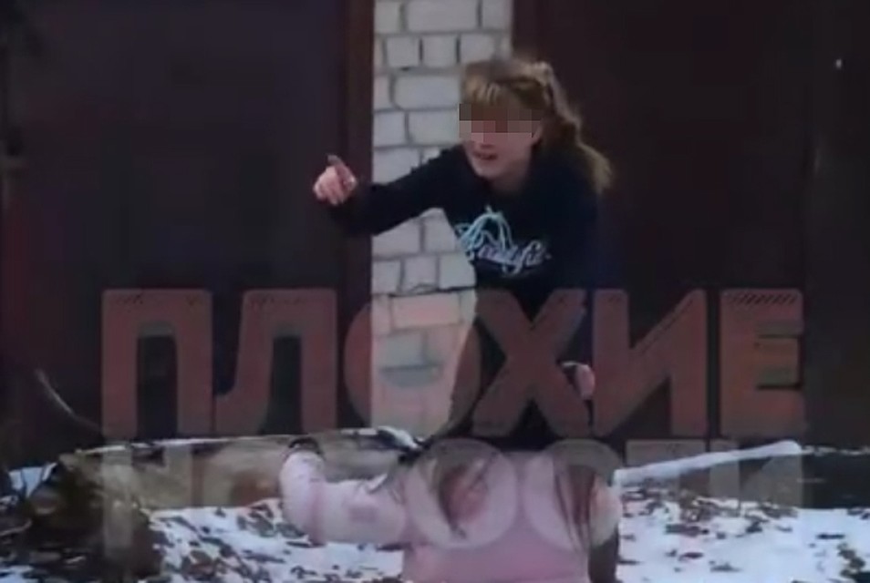Разве так ведут себя девушки? Кадр из видео vk.com/plohie_novosti_18