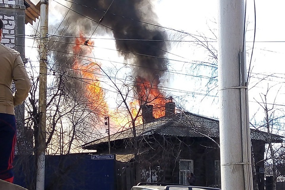 Жилой дом загорелся днем в центре Иркутска.