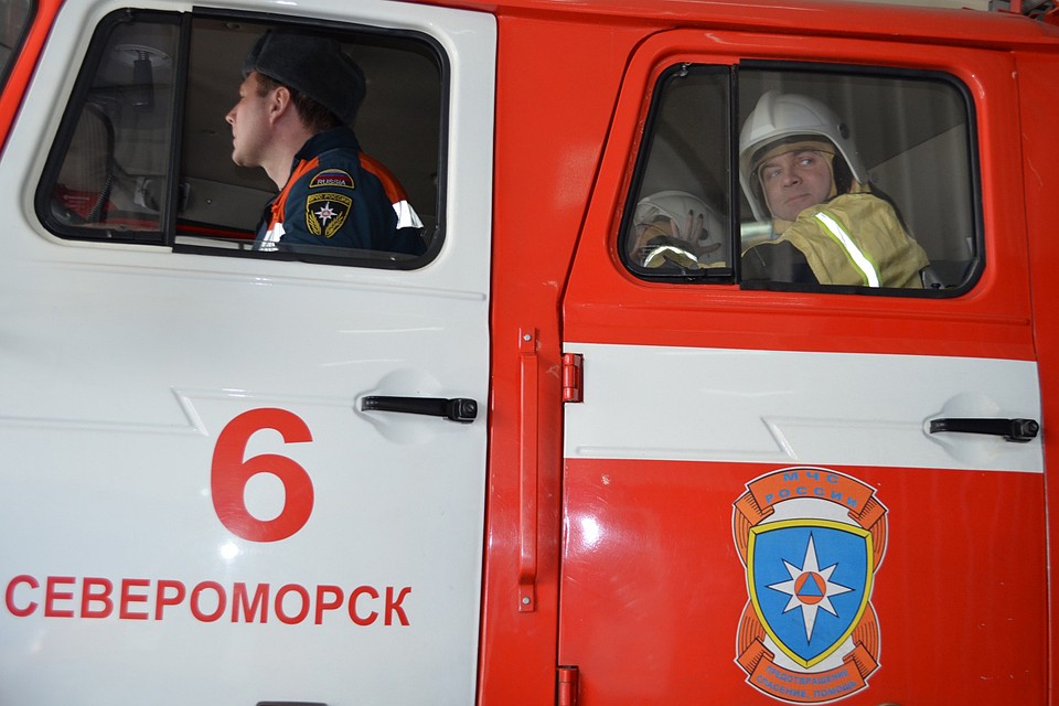 Андрей Чибис облачился в боевую одежду огнеборцов и прокатился в пожарной машине. Фото: МЧС по Мурманской области