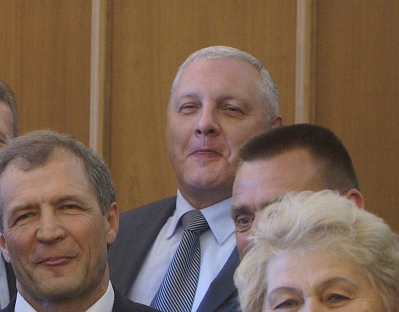 За несколько месяцев депутат Колесников (в центре) успел прославиться своими необычными инициативами