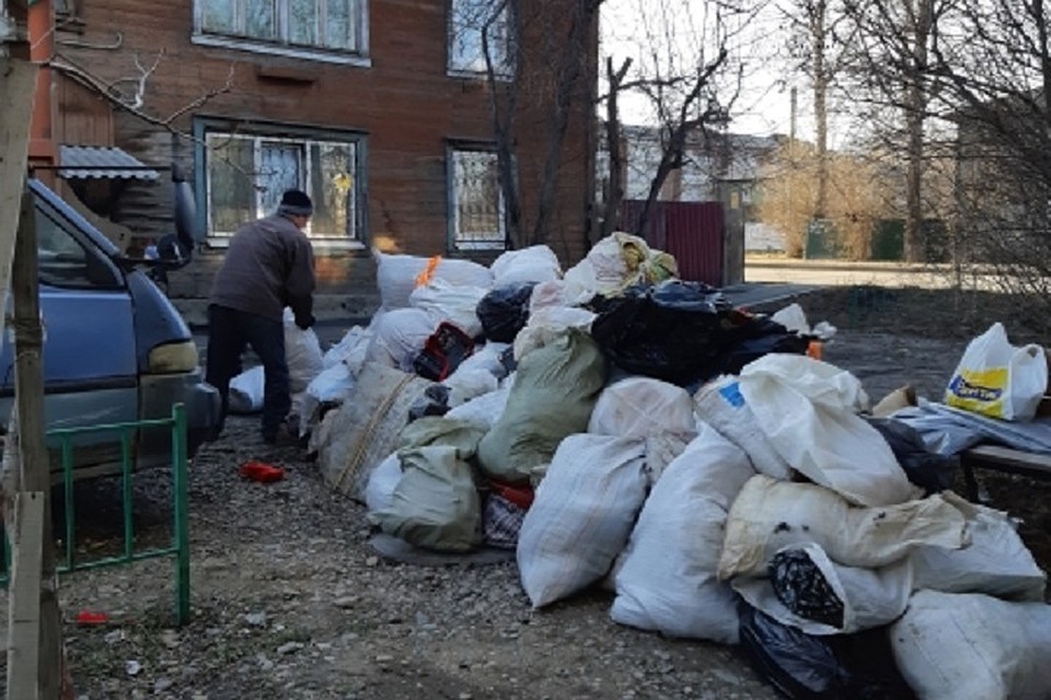 Захламила квартиру: более 100 мешков мусора вывезли из квартиры пенсионерки. Фото: администрация г. Иркутска