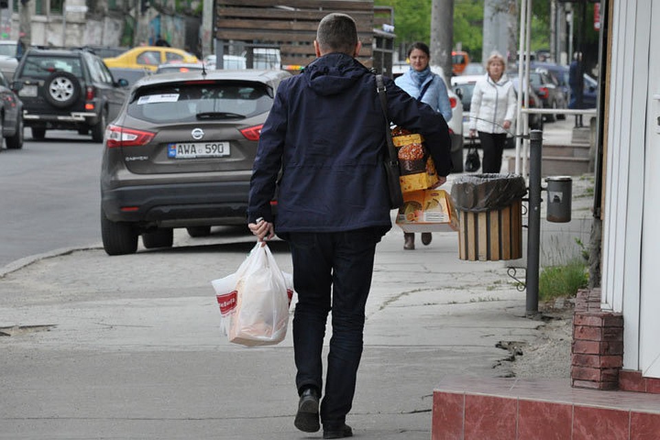 В предпасхальную неделю встретить человека с куличами не редкость