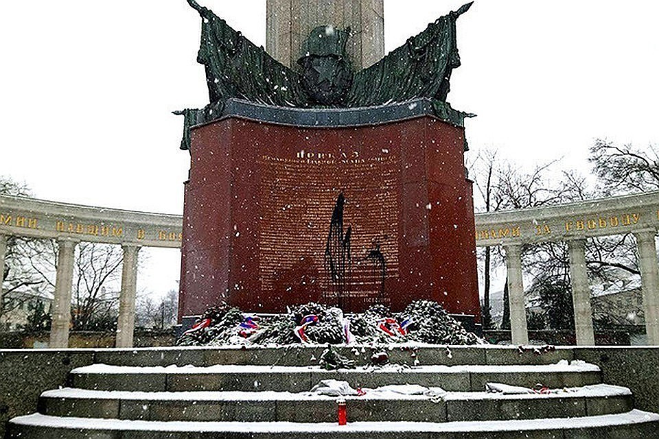 Памятник советским воинам-освободителям в центре Вены постоянно подвергается атакам вандалов. Фото: facebook.com