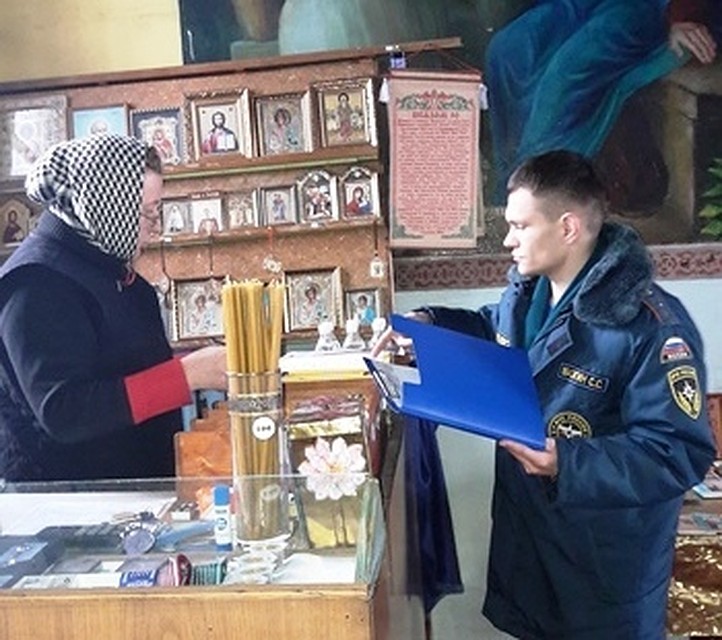 В преддверии Пасхи белгородские спасатели беседовали с духовенством о соблюдении правил безопасности. Фото пресс-службы Главного управления МЧС России по Белгородской области.