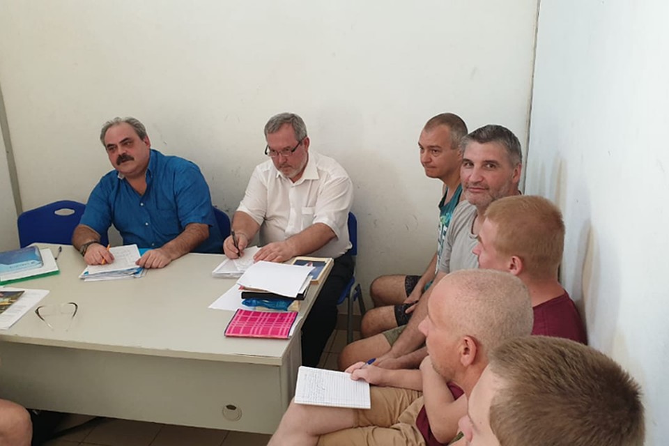 Алексей Веллер отметил идеальную чистоту в тюрьме, где сидят арестованные мурманские моряки. Фото: пресс-служба мурманской мэрии