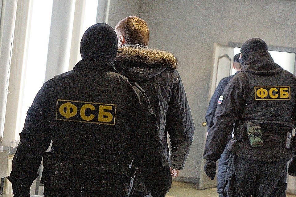 Следователи проводят обыски по месту работы и жительства задержанных