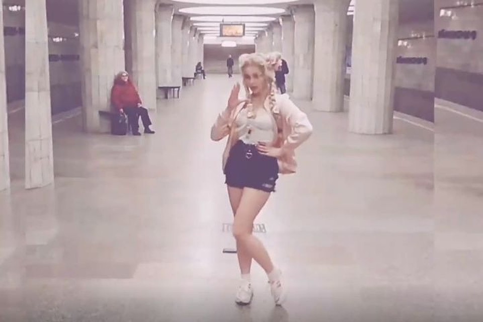 Анимешница позабавила сибиряков, которые в момент съемок были в метро. Фото: https://vk.com/subwaynsk.