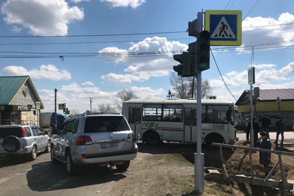 Автобус и легковой автомобиль столкнулись в Зиме: пострадали два человека.