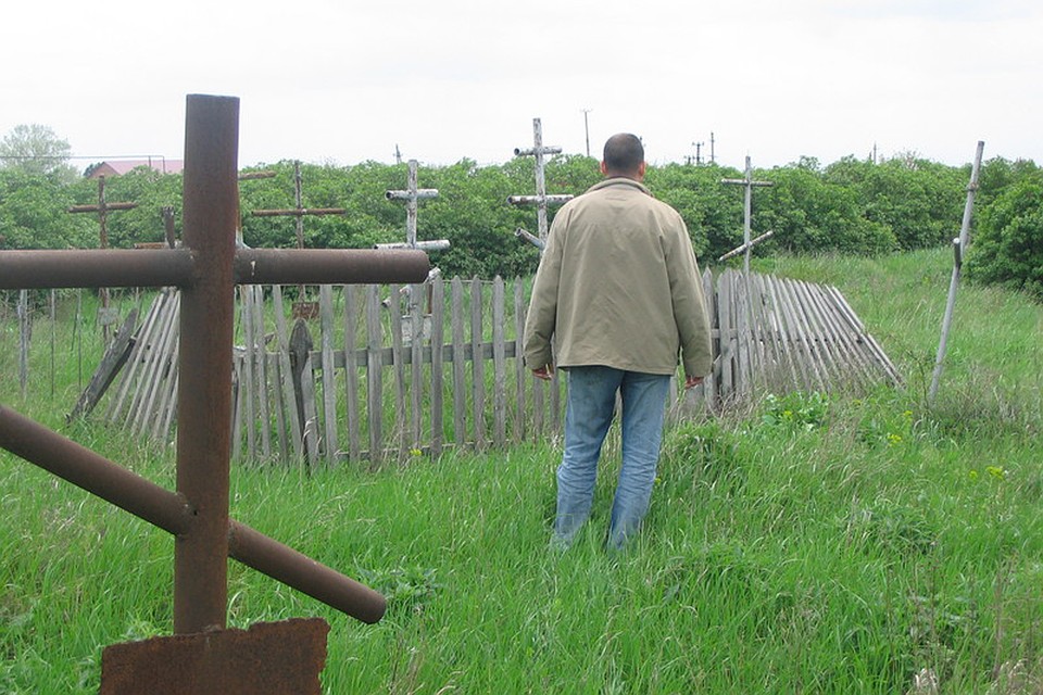 Заброшенное русское кладбище в Петропавловской под Грозным, 2007