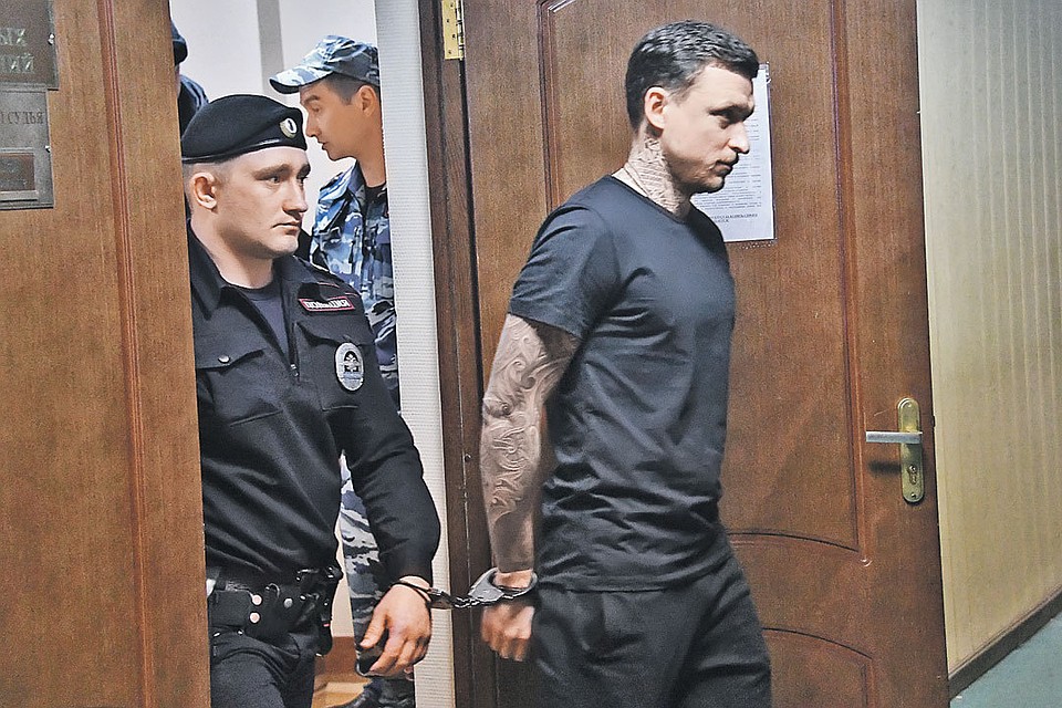 Полузащитник Мамаев бил ногами...